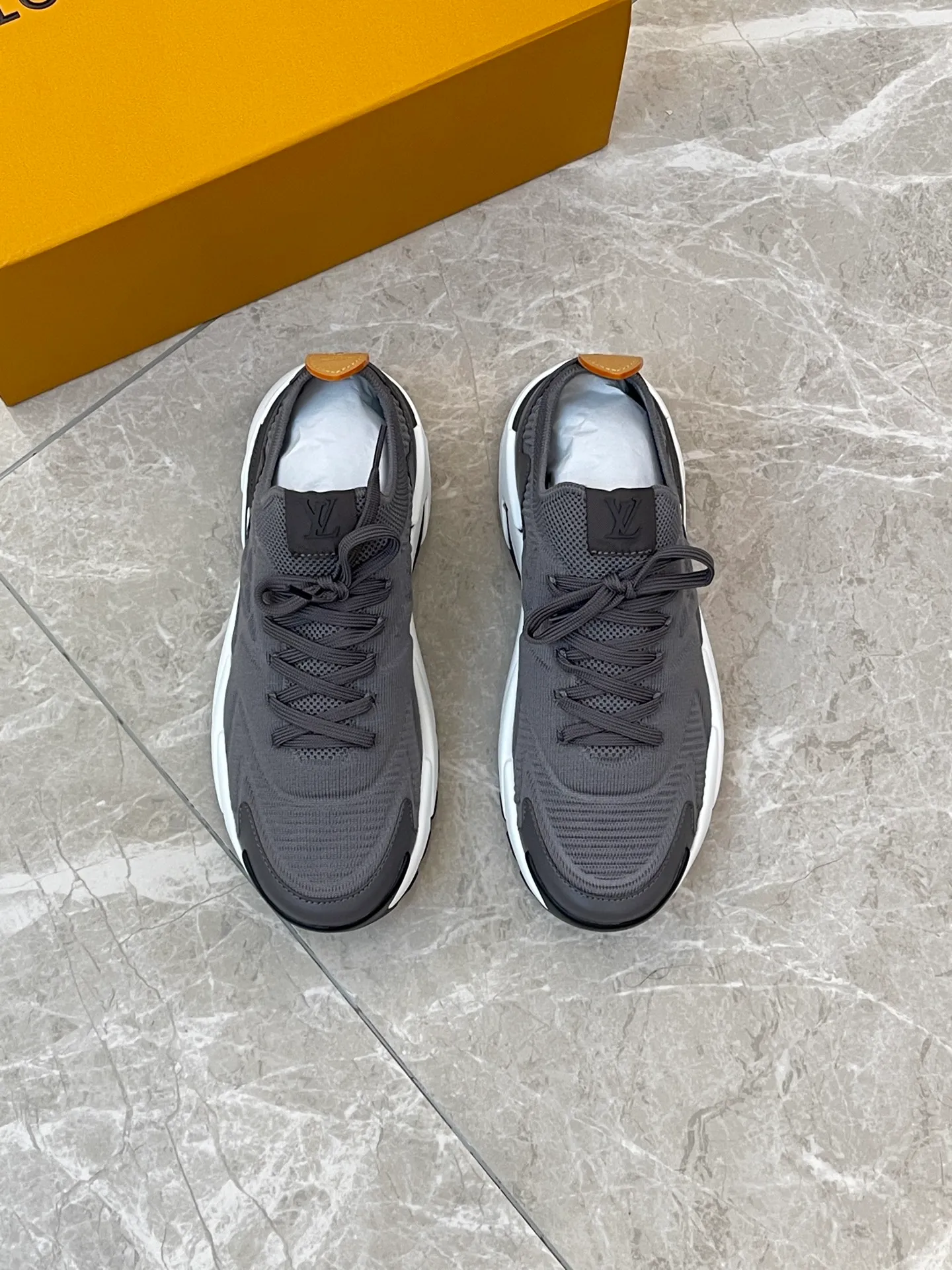 [L Home] Top P: 700💰 Size: 39-44 (customized at 38.45.46) LV Donkey Brand Louis Vuitton RUNNER TATIC new men's sneakers This LV Runner Tatic sneaker uses a whole piece of technical knitting to create an easy-to-take-off design, and then outlines the upper with cow leather trim. The LV logo on the side releases a dynamic atmosphere between the textures, the leather back strap is shaped like the handle fastener of the Louis Vuitton leather goods series, and the lightweight and wear-resistant two-tone rubber sole completes the whole. The toe and heel wrap details continue to provide comfortable fabric foot support, creating a stylish and stylish upper! Comes with full original packaging!
